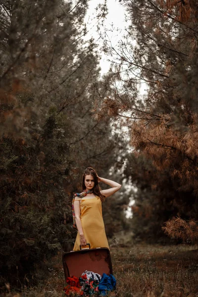Портрет Молодої Красивої Дівчини Жовтій Сукні Стоїть Під Дощем Відкритою — стокове фото