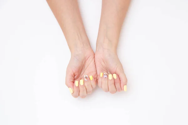 Mãos Mulher Com Uma Bela Manicura Com Desenhos Bolos Cerejas — Fotografia de Stock