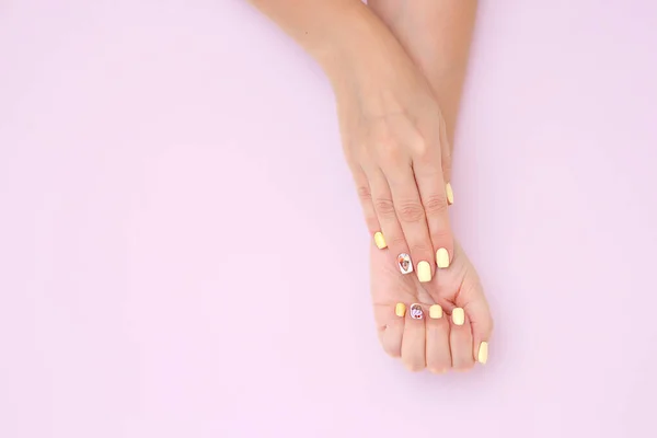 Mãos Mulheres Com Uma Bela Manicure Com Desenhos Bolos Cerejas — Fotografia de Stock