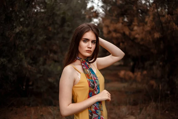 Retrato Uma Jovem Menina Bonita Vestido Amarelo Com Lenço Colorido — Fotografia de Stock