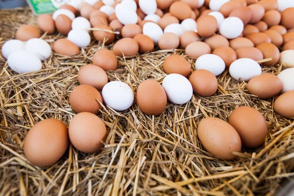 Свежие Яйца Местном Рынке Фермеров Готовы Продаже — стоковое фото
