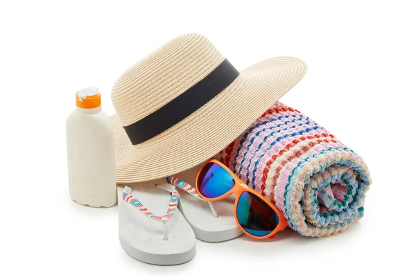 Strand Accessoires Teenslippers Strohoed Zonnebril Zonnebrandcrème Geïsoleerd Witte Achtergrond Concept — Stockfoto