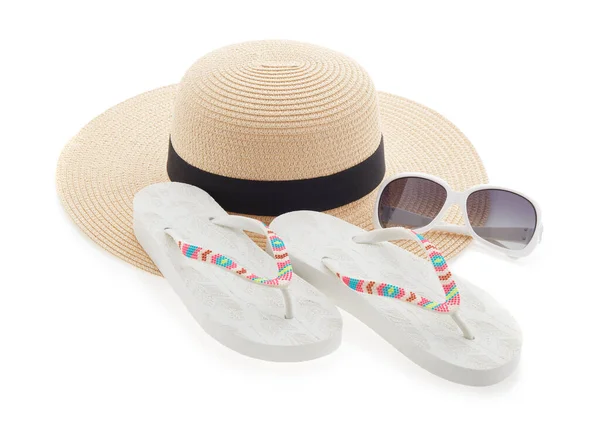 Plážové Doplňky Bílé Flip Flopy Sluneční Brýle Izolované Bílém Pozadí — Stock fotografie