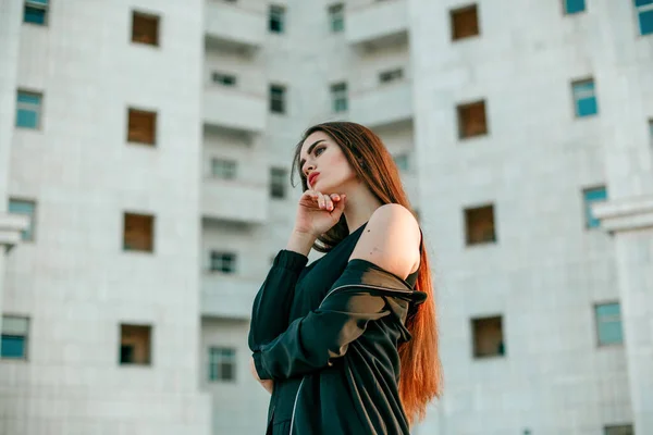 Menina Bonita Nova Uma Jaqueta Preta Posa Perto Uma Casa — Fotografia de Stock