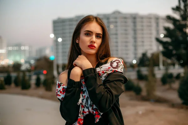 Menina Bonita Nova Uma Jaqueta Preta Com Lenço Posando Noite — Fotografia de Stock