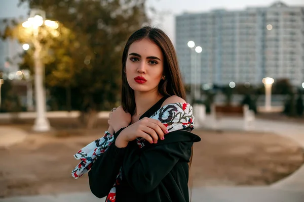 Menina Bonita Nova Uma Jaqueta Preta Com Lenço Posando Noite — Fotografia de Stock