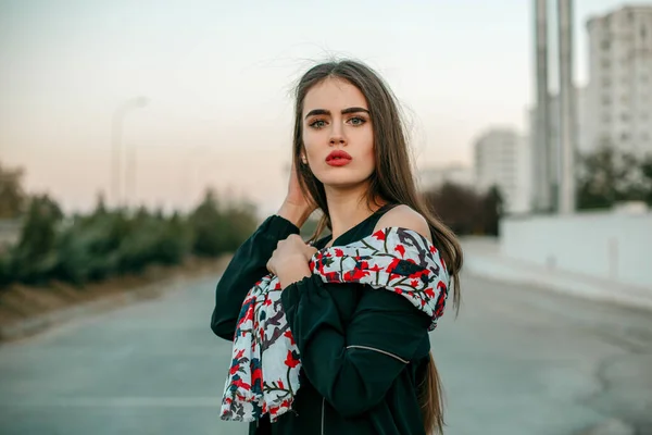 Menina Bonita Nova Uma Jaqueta Preta Com Lenço Posando Noite — Fotografia de Stock