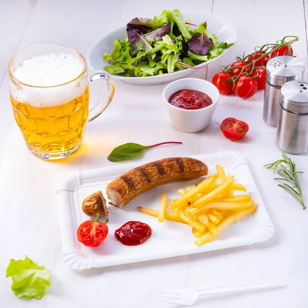 Leckere Bratwurst Mit Pommes Und Bier — Stockfoto
