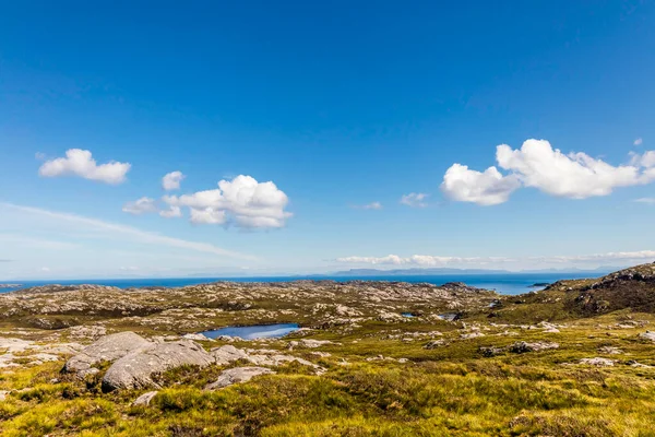 Relax While Looking Lonely Rocky Hill Calm Sea — Stock Photo, Image