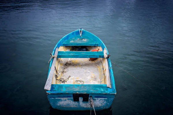Mały Niebieski Drewniany Wioślarski Statek Rybacki Porcie Porcie Alykes Bay — Zdjęcie stockowe