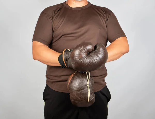 Молодой Человек Стоит Надевает Руки Старые Винтажные Коричневые Боксерские Перчатки — стоковое фото