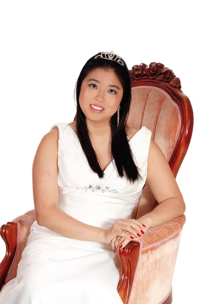 Eine Schöne Junge Chinesische Braut Sitzt Einem Altmodischen Rosa Sessel — Stockfoto