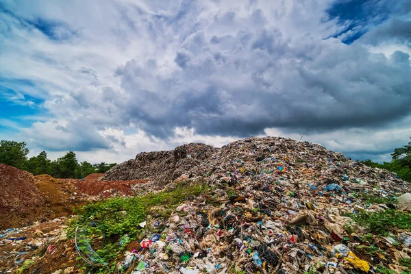 쓰레기 더미의 매립지에 버려져 쓰레기 — 스톡 사진