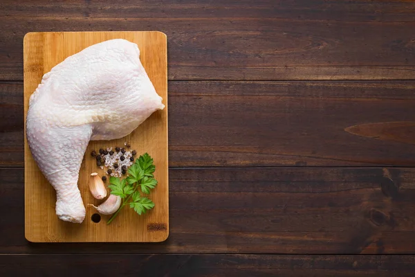 Cuisse Poulet Crue Fraîche Sur Planche Découper Bois Avec Assaisonnement — Photo