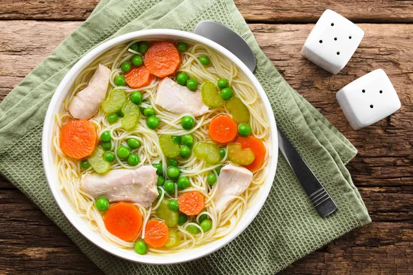 Sup Mie Ayam Buatan Sendiri Segar Dengan Wortel Kacang Polong — Stok Foto