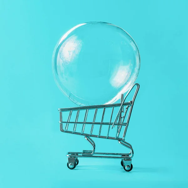 带有明亮蓝色背景的肥皂泡购物车 购物狂 消费主义观念带来的幸福感 购物理念 极简主义创意布局 — 图库照片
