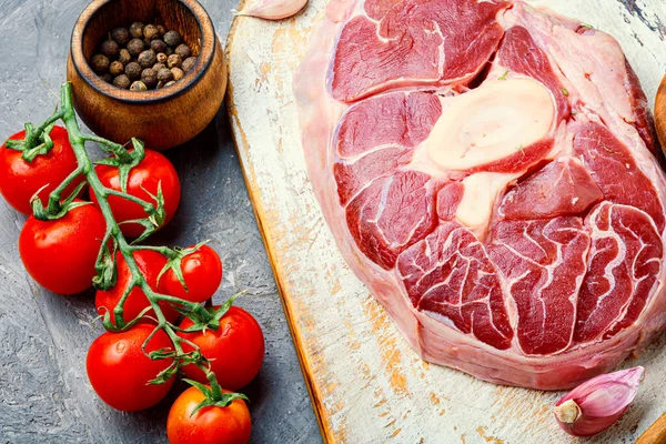 Filetes Frescos Carne Cruda Tabla Cortar Madera Carne Cruda —  Fotos de Stock