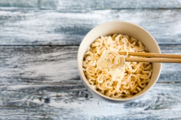 Instant Nudlar Trä Bakgrund Kokta Kinesiska Snabbnudlar Soppa Ramen — Stockfoto