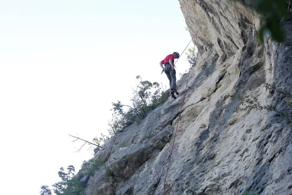 Mann Seilt Sich Mit Rotem Seil Felswand — Stockfoto