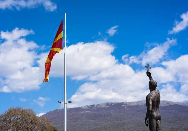 Estatua Catcher Cross Frente Mástil Con Bandera Nacional Macedonia Ciudad — Foto de Stock