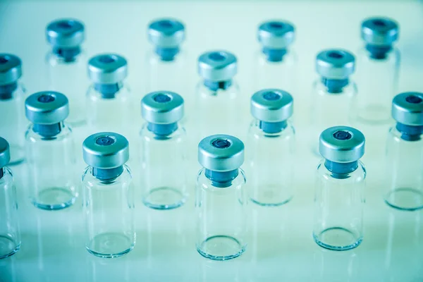 Groep Van Vaccin Glazen Flessen Blauwe Achtergrond — Stockfoto