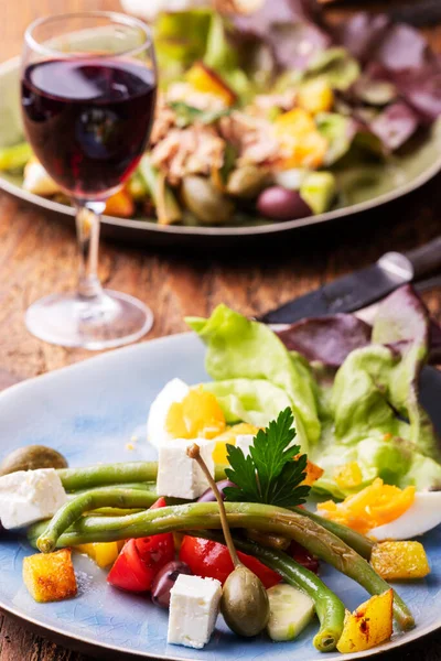 Close Van Salade Nicoise Donker Hout — Stockfoto