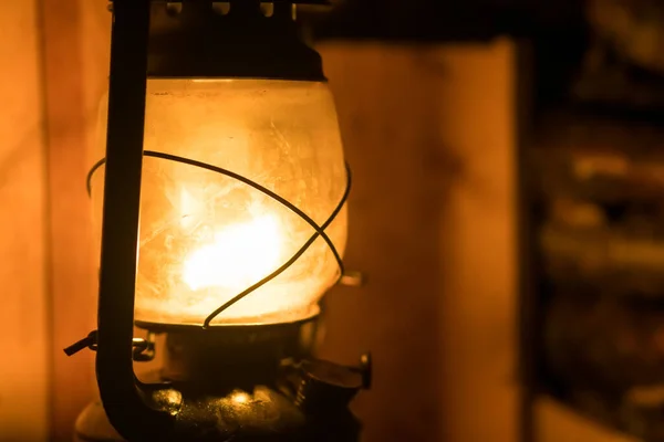 Старая Зажженная Керосиновая Лампа Висит Деревянной Балке Сарае Деревне Севере — стоковое фото