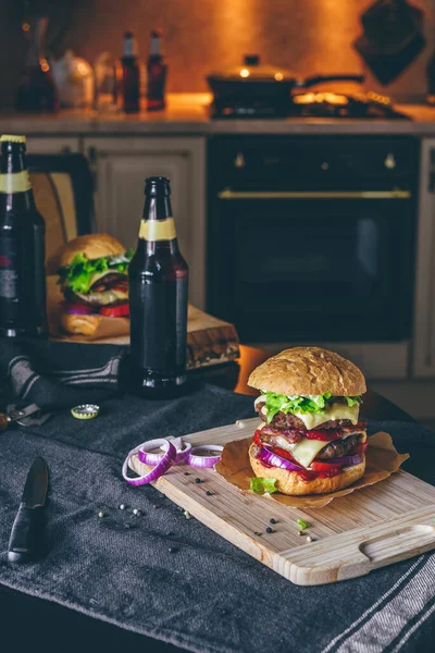 Ужин Двумя Чизбургерами Парочкой Бутылок Пива Кухонном Столе — стоковое фото