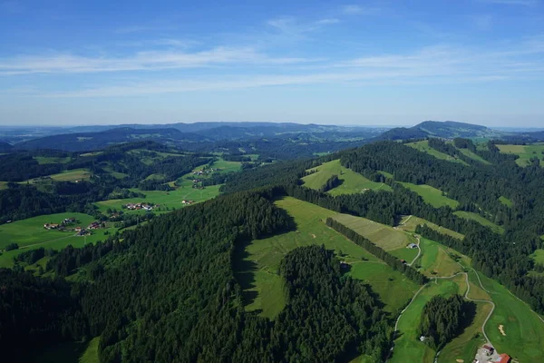 Luftaufnahme Der Grünen Felder Und Wälder Des Tals Der Stadt — Stockfoto