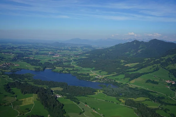 夏には湖の渓谷の美しい景色を空中から眺め — ストック写真