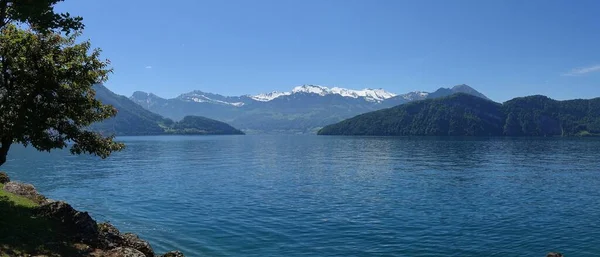 Lago Lucerna Suíça Com Montanhas Circundantes — Fotografia de Stock