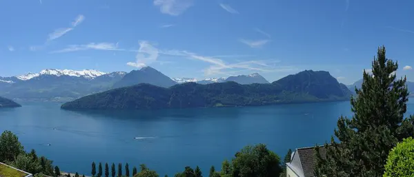 Lago Lucerna Suíça Com Montanhas Circundantes — Fotografia de Stock