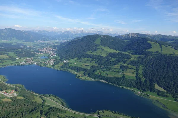 高山和阿尔卑斯山湖面的鸟瞰图 — 图库照片