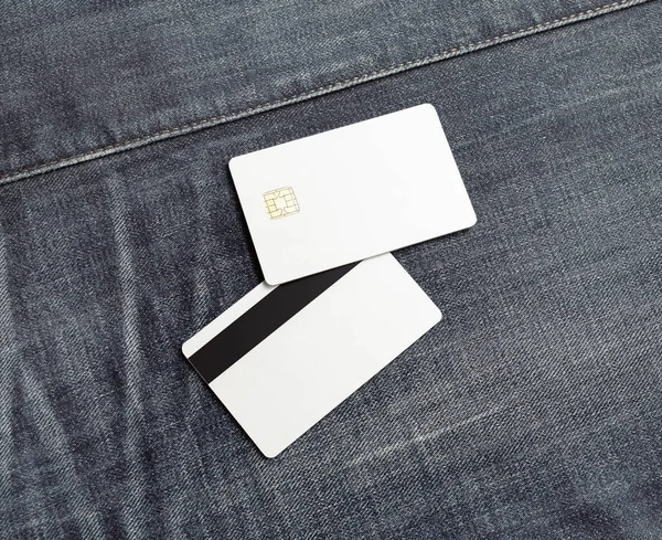 Foto Van Blanco Witte Plastic Creditcards Denim Achtergrond Twee Bankkaarten — Stockfoto