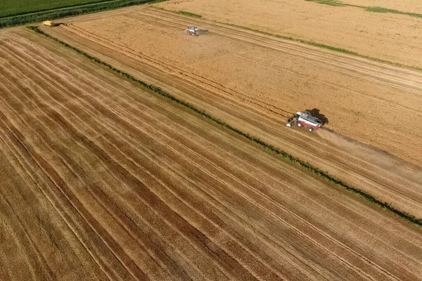 Luftaufnahme Eines Mähdreschers Bei Der Feldarbeit — Stockfoto