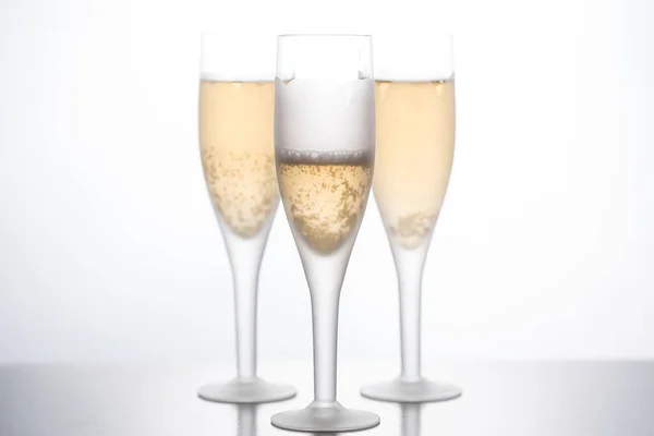 Бокалы Шампанского Белом Фоне Вид Спереди — стоковое фото