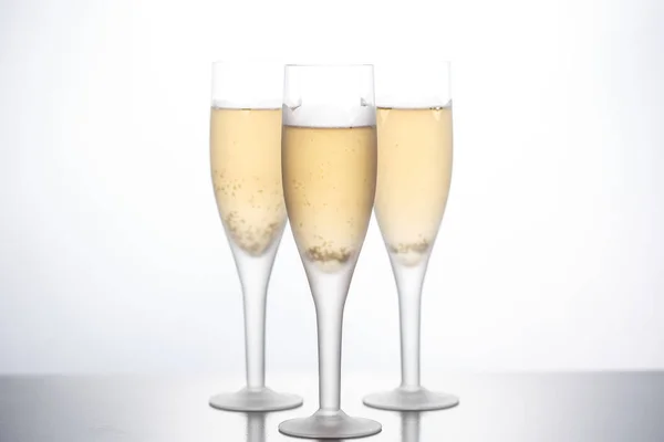 Beyaz Arka Planda Bir Kadeh Şampanya Görünüm — Stok fotoğraf