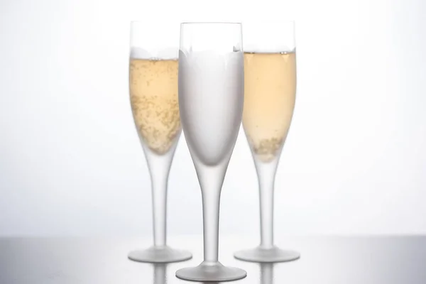 Glas Champagne Vit Bakgrund Främre — Stockfoto