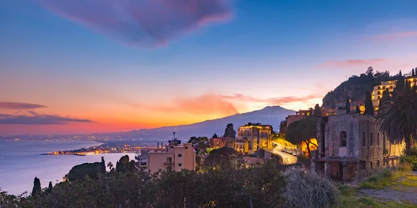 Panoramautsikt Över Taormina Med Vulkanen Etna Vid Solnedgången Sicilien — Stockfoto