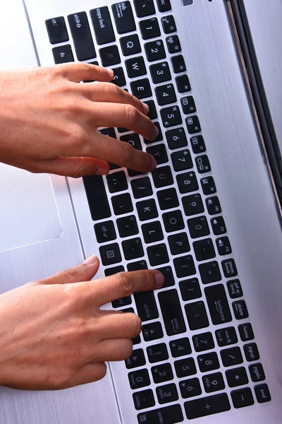 Handen Een Laptop Computertoetsenbord Typen — Stockfoto