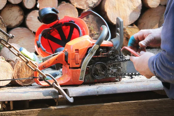 Man Cutting Firewood Chainsaw — Stock Photo, Image