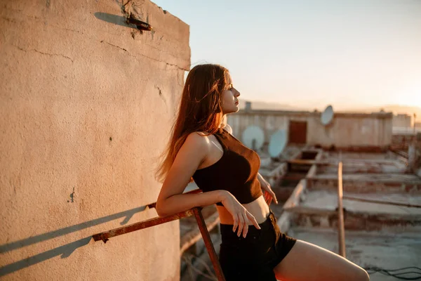 Retrato Uma Jovem Morena Tênis Preto Shorts Pretos Top Curto — Fotografia de Stock