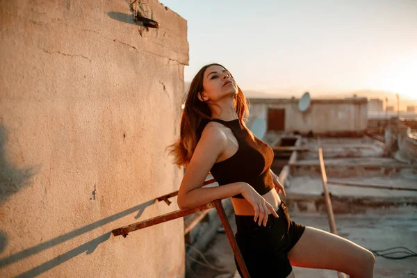 Retrato Uma Jovem Morena Tênis Preto Shorts Pretos Top Curto — Fotografia de Stock