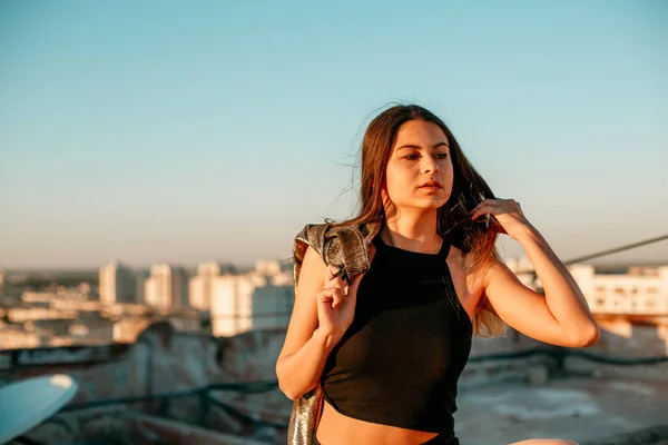 Retrato Uma Jovem Morena Tênis Preto Shorts Pretos Top Curto — Fotografia de Stock