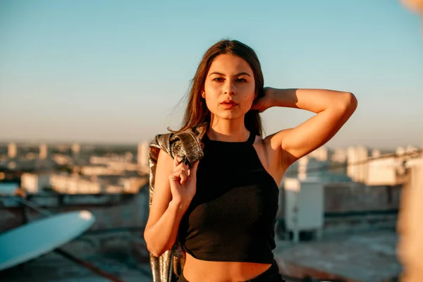 Retrato Uma Jovem Morena Tênis Preto Shorts Pretos Top Curto — Fotografia de Stock