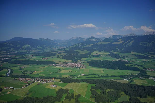 Bela Paisagem Com Uma Gama Montanhas — Fotografia de Stock