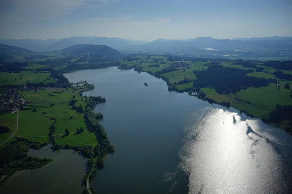Dağlardaki Gölün Havadan Görünüşü — Stok fotoğraf
