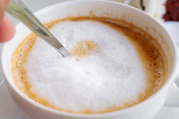 Café Com Leite Uma Xícara Branca Mesa Branca Fundo Borrado — Fotografia de Stock