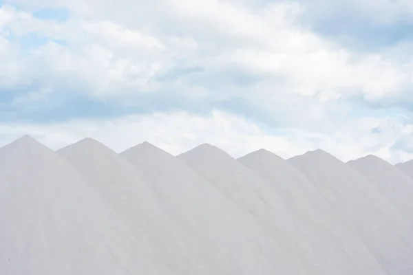 地中海沿岸の塩生産地から見た海塩の丘 — ストック写真