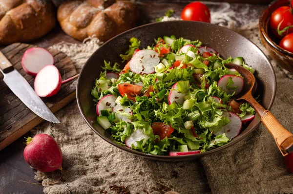 Taze Sebzeli Salata Ahşap Arka Planda Roka Sağlıklı Yiyecekler — Stok fotoğraf